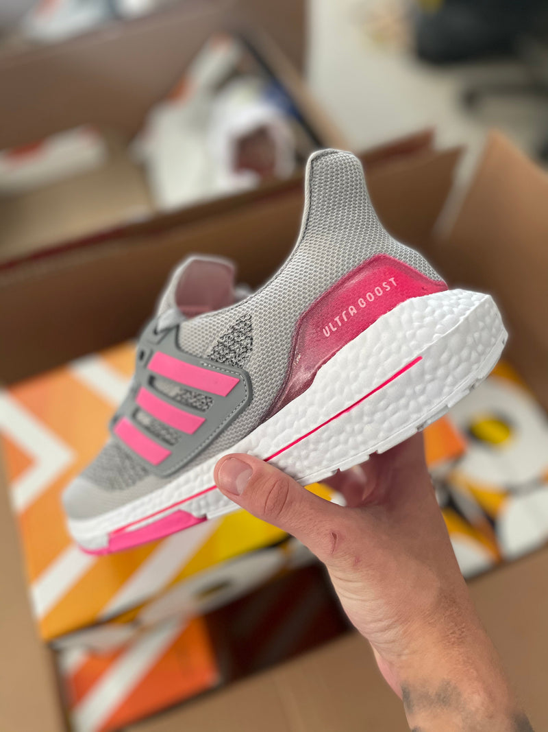 Ultra Boost 22 Feminino - Cinza/Rosa